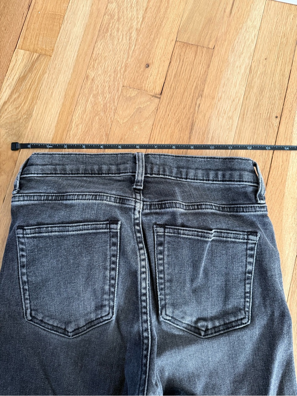 Everlane 90s Cheeky Jeans with Raw Hem - Picture 7 of 8